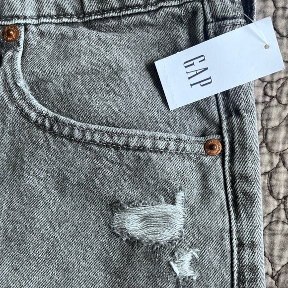 DISCOUNTED SHIPPING 📦 NWT- GAP denim shorts - Picture 2 of 6